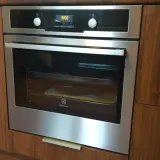 Nowoczesny piekarnik do zabudowy Electrolux, idealny do kuchni. Sprawdź nasz ranking piekarników do zabudowy!