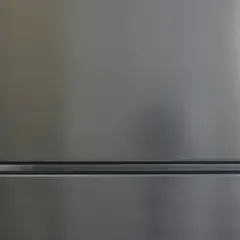 Chłodziarka Gorenje, znana z nowoczesnego designu i funkcjonalności, prezentuje się elegancko w stalowym wykończeniu.