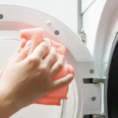 Jak usunąć smród z pralki? Poradnik eksperta krok po kroku.