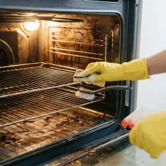 Jak wyczyścić piekarnik? Soda, ocet, pyroliza pełny poradnik.