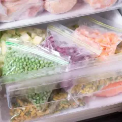 Jak układać produkty w zamrażarce? Oszczędź miejsce i jedzenie!