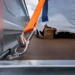 Jak bezpiecznie przewieźć lodówkę na boku? Uniknij awarii!