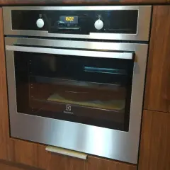 Nowoczesny piekarnik do zabudowy Electrolux, idealny do kuchni. Sprawdź nasz ranking piekarników do zabudowy!