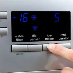 Kontrolki Whirlpool: Co sygnalizuje Twoja lodówka? Poradnik.