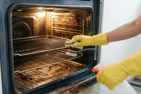 Jak wyczyścić piekarnik? Soda, ocet, pyroliza pełny poradnik.