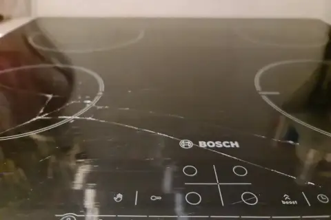 Pęknięta płyta indukcyjna Bosch. Zastanawiasz się nad wymiana szyby w płycie indukcyjnej koszt?