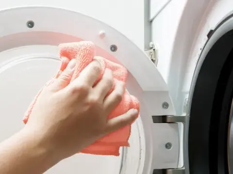 Jak usunąć smród z pralki? Poradnik eksperta krok po kroku.