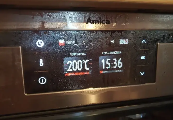 Wyświetlacz piekarnika Amica pokazuje 200°C i 15:36. Zastanawiasz się, jak odblokować piekarnik Amica?