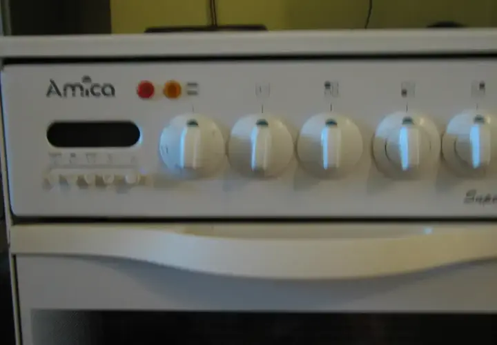 Panel sterowania kuchenki Amica. To polska firma, znana z produkcji sprzętu AGD.