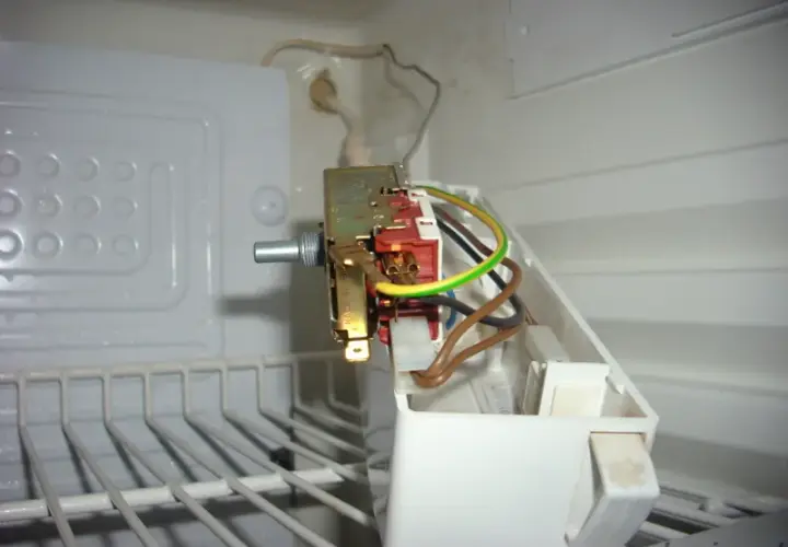 Jak sprawdzić termostat w lodówce? Diagnoza DIY i koszty naprawy.