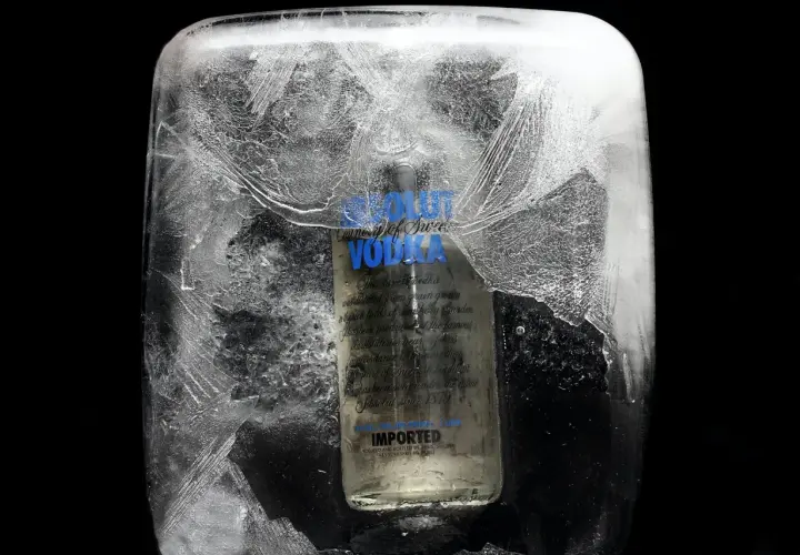 Wódka w zamrażarce: Dlaczego 40% nie zamarza w Twoim domu?