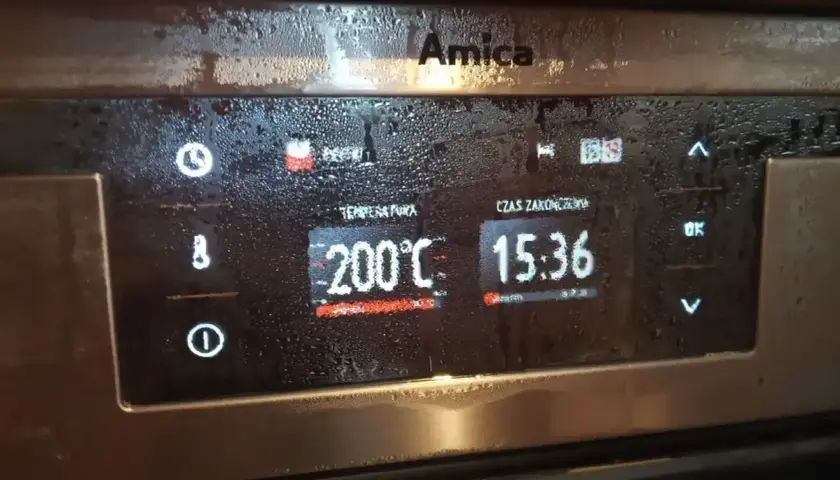 Wyświetlacz piekarnika Amica pokazuje 200°C i 15:36. Zastanawiasz się, jak odblokować piekarnik Amica?