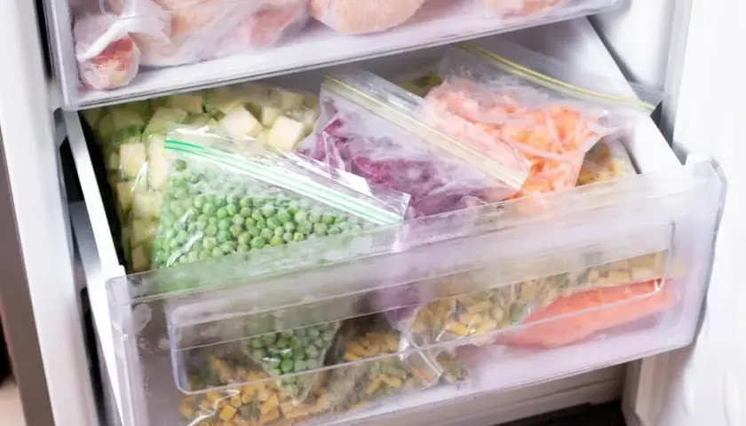 Jak układać produkty w zamrażarce? Oszczędź miejsce i jedzenie!