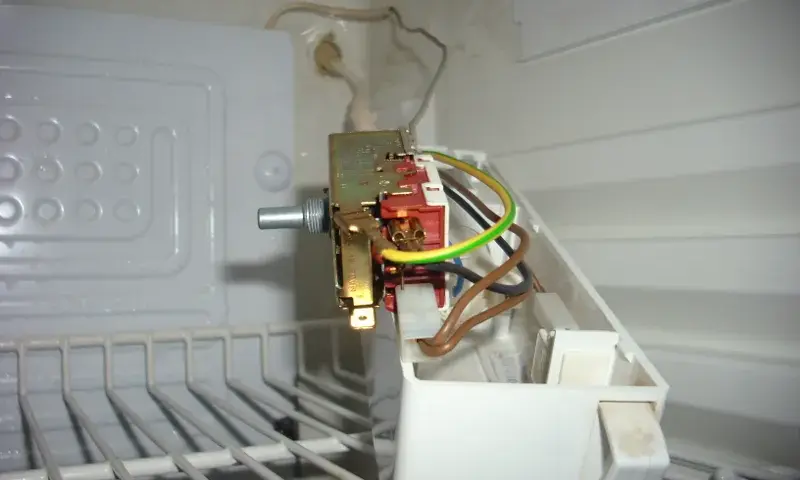 Jak sprawdzić termostat w lodówce? Diagnoza DIY i koszty naprawy.