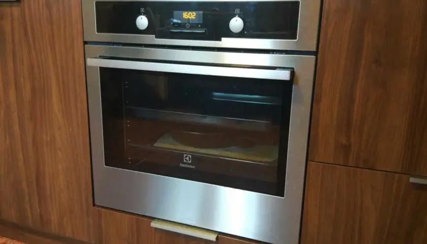 Nowoczesny piekarnik do zabudowy Electrolux, idealny do kuchni. Sprawdź nasz ranking piekarników do zabudowy!