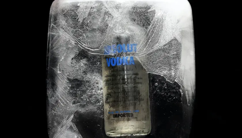 Wódka w zamrażarce: Dlaczego 40% nie zamarza w Twoim domu?