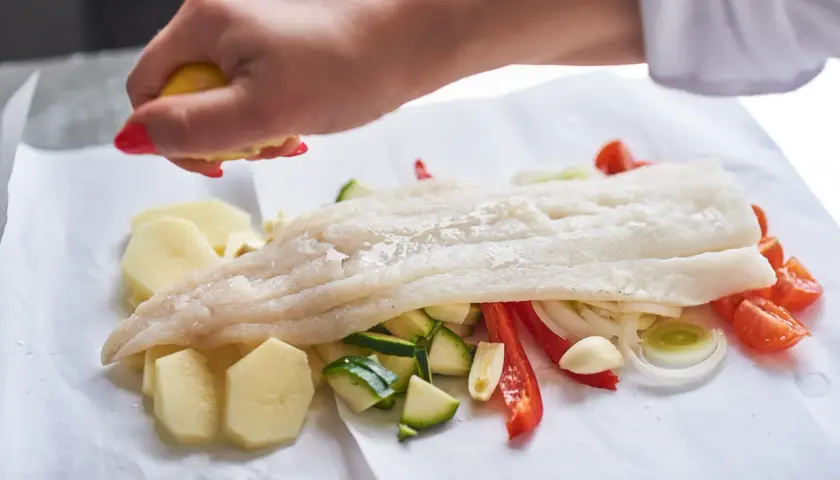 Pieczenie ryby w folii: Sekrety soczystości (czas, temp.)