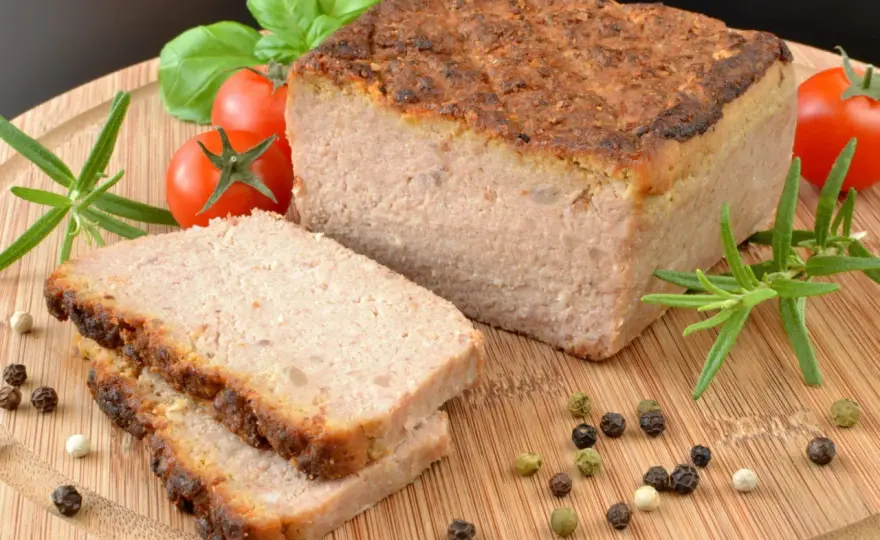Jak długo piec pasztet? Czas, temperatura i wskazówki