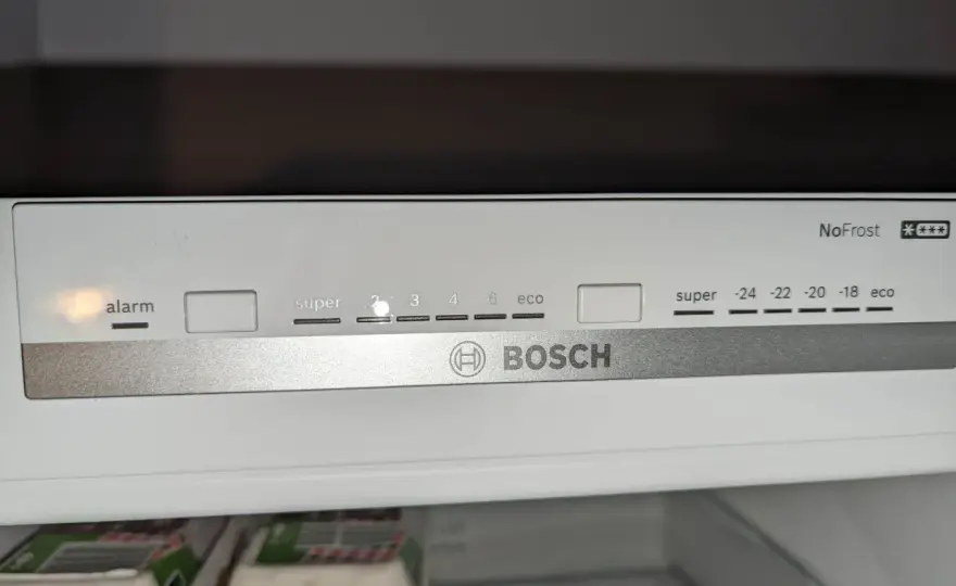 Lodówka pracuje non stop? Odkryj, kiedy to normalne, a kiedy alarm!
