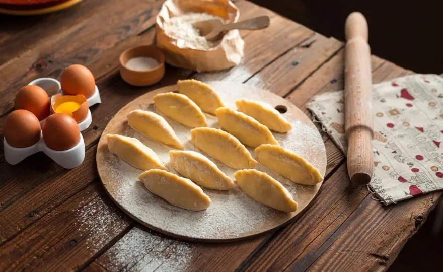 Pierogi w zamrażarce: Ile wytrzymają? Sekrety idealnego mrożenia