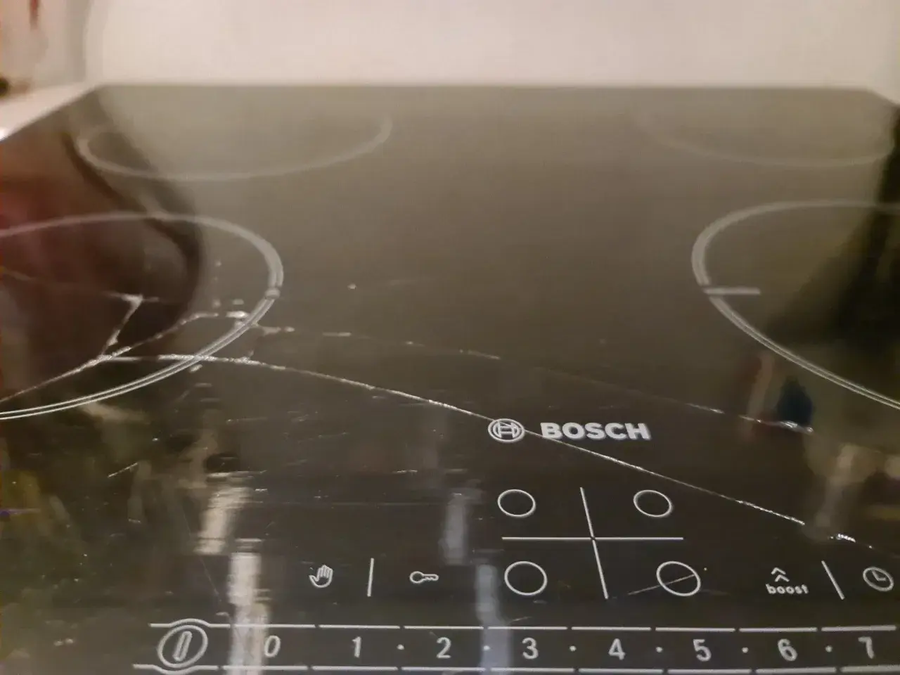 Pęknięta płyta indukcyjna Bosch. Zastanawiasz się nad wymiana szyby w płycie indukcyjnej koszt?
