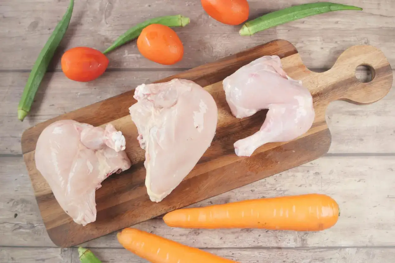 Różne części kurczaka do pieczenia: udka, piersi, skrzydełka