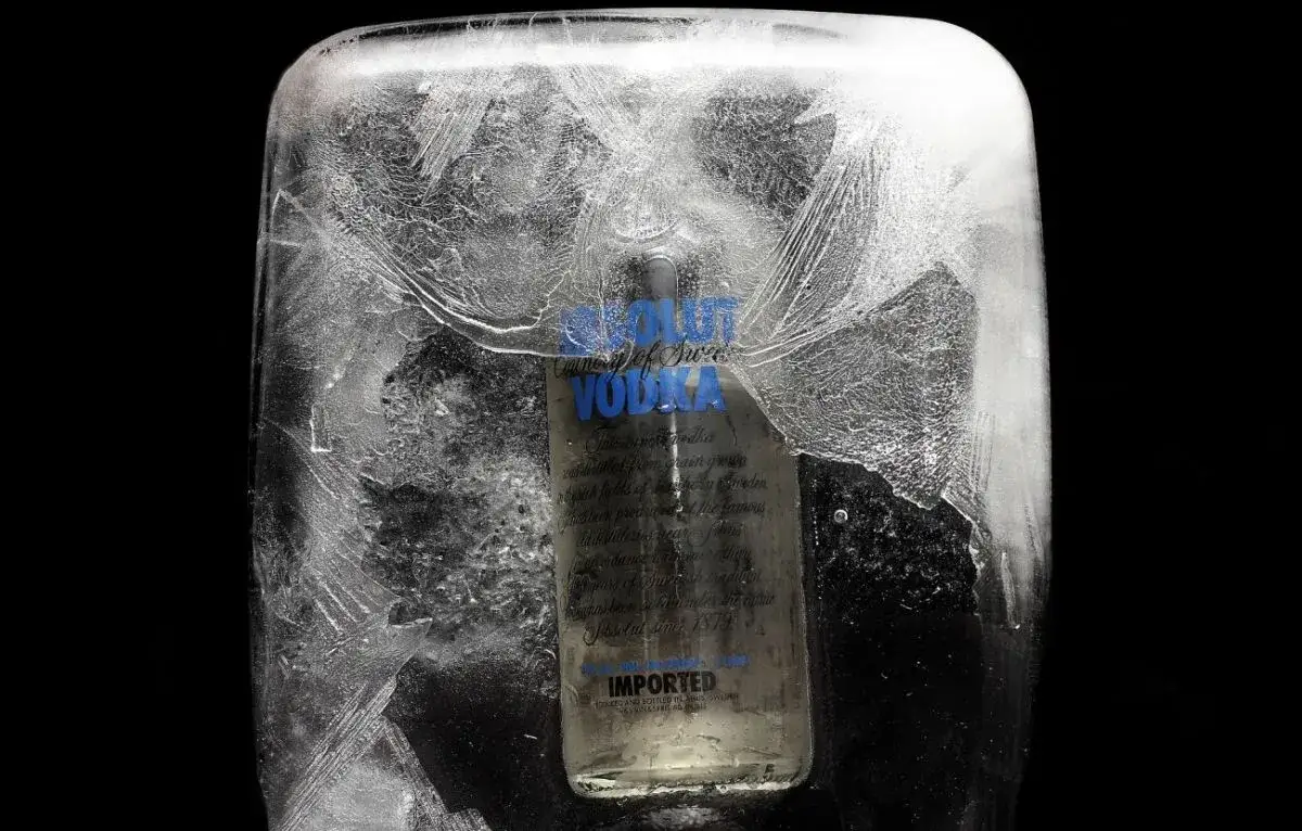 zamarznięta wódka w butelce