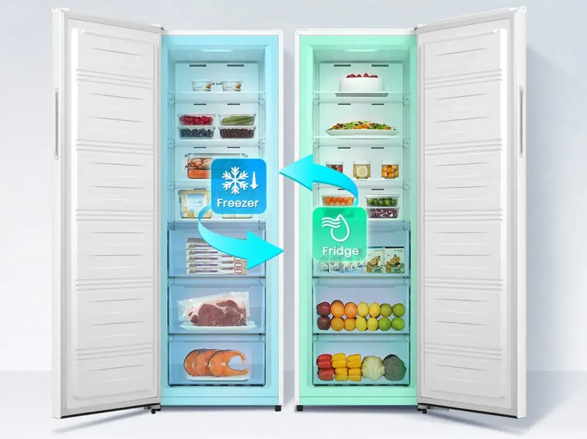Otwarta zamrażarka podzielona na sekcje "Freezer" i "Fridge" z żywnością.