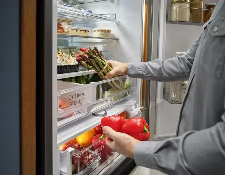lod&oacute;wka samsung wnętrze z jedzeniem
