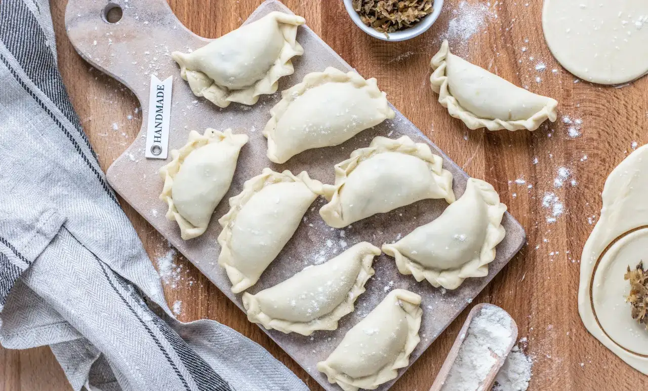 talerz pierogów różnych rodzajów