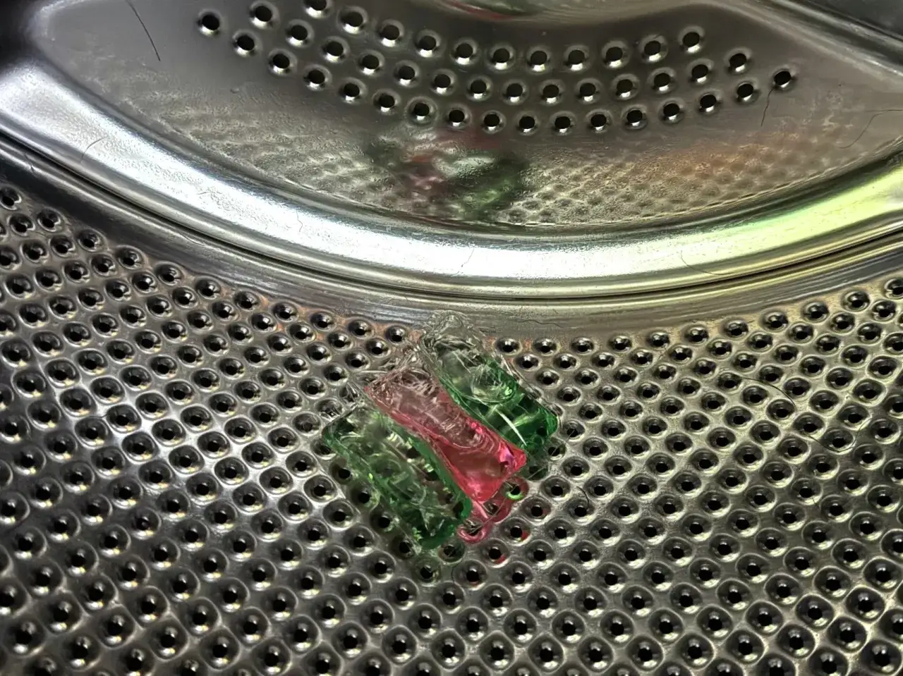 kapsułka pranie w bębnie pralki ładowanej od góry